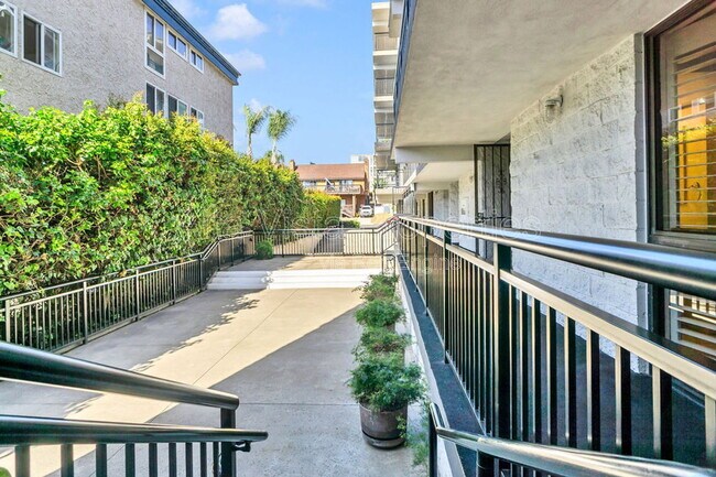 Building Photo - 3916 Riviera Dr