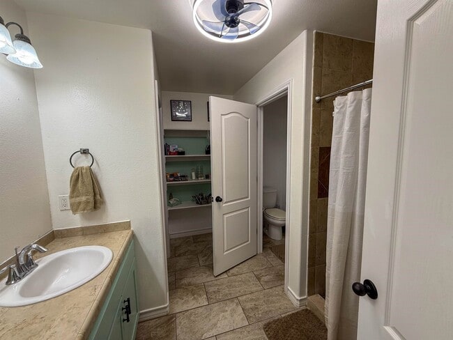 Building Photo - 208 Chisos Oak Dr