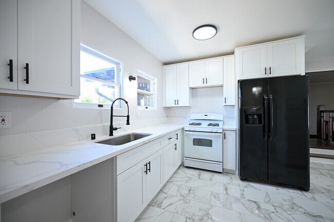 Building Photo - 1208 24th St