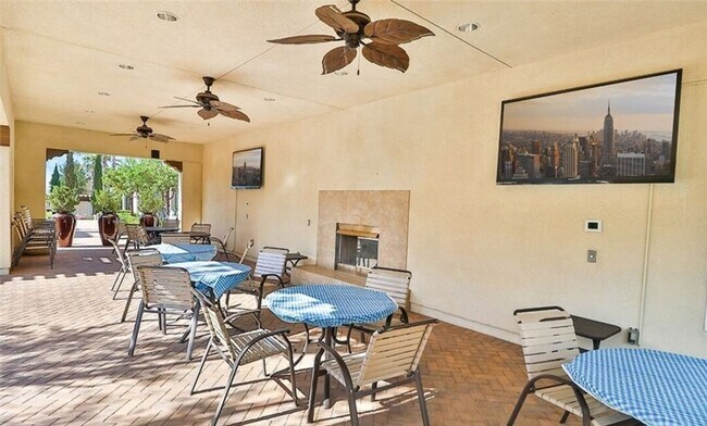 Building Photo - Luxurious 2 bed/ 2 bath townhouse in guard...