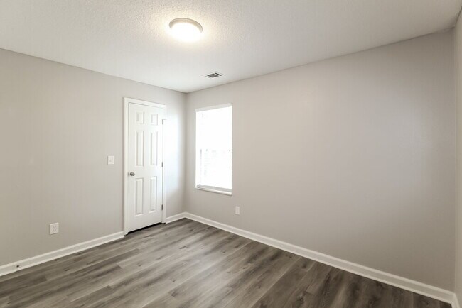 Building Photo - 2462 Raven Cir