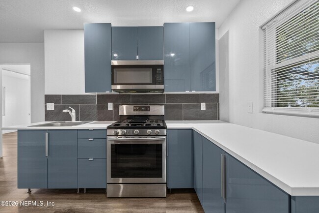 Building Photo - 231 W 16th St