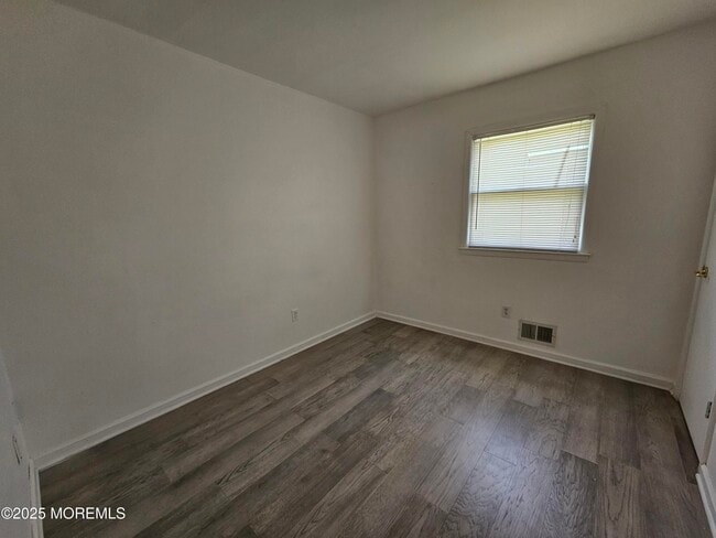 Building Photo - 204 Mill Creek Dr