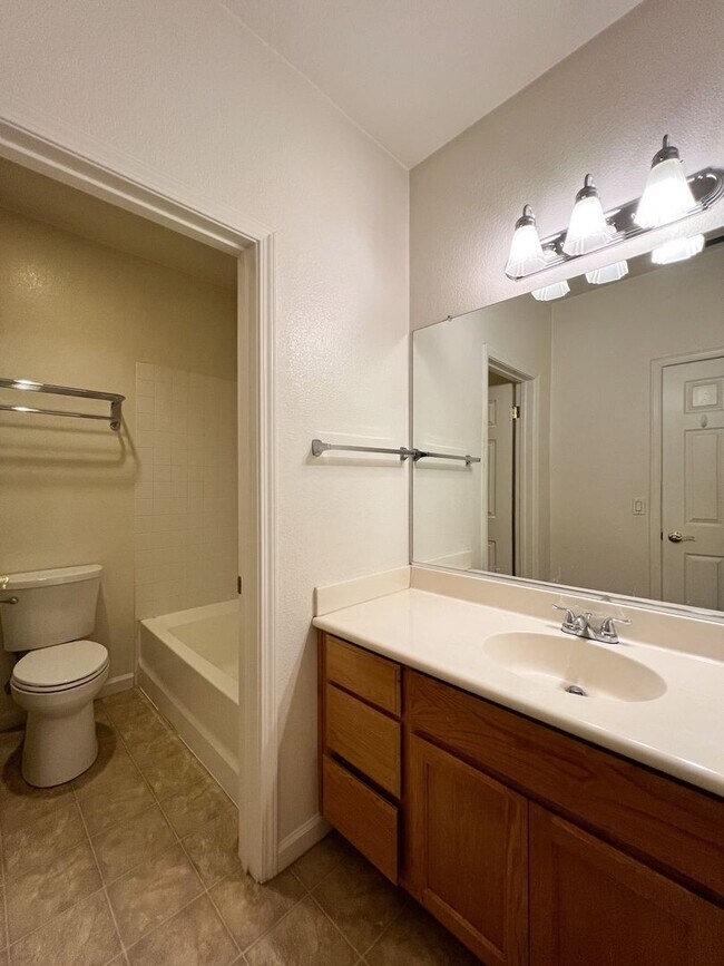 Building Photo - South Napa Three Bedroom House