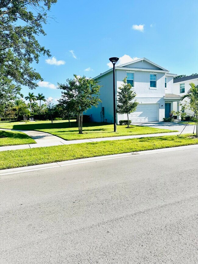 Building Photo - 4518 Dow Ln