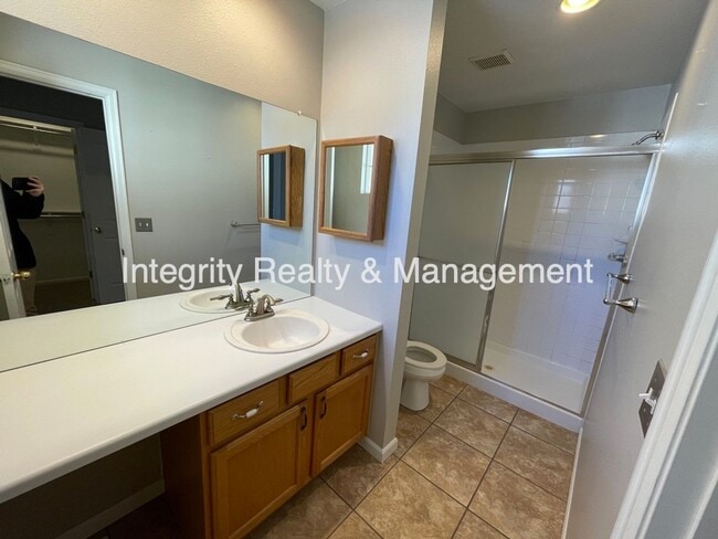 Building Photo - 9106 W Phillips Dr