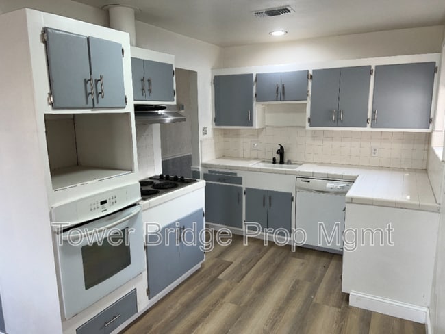 Building Photo - 1328 School St