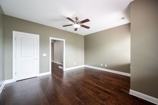 Building Photo - Location, Location , Location with this Beautiful Townhome
