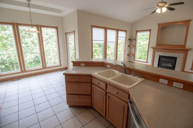 Building Photo - 1420 Bradford Dr