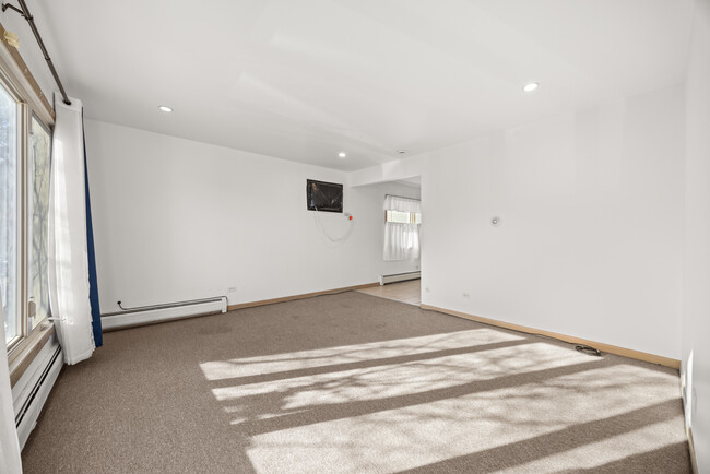 Building Photo - Spacious 1 bedroom, 1 bathroom apartment