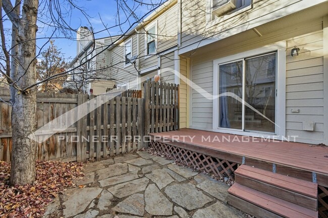 Building Photo - Spacious Townhouse with Central AC and Washer/Dryer