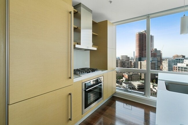 Building Photo - 77 Hudson St