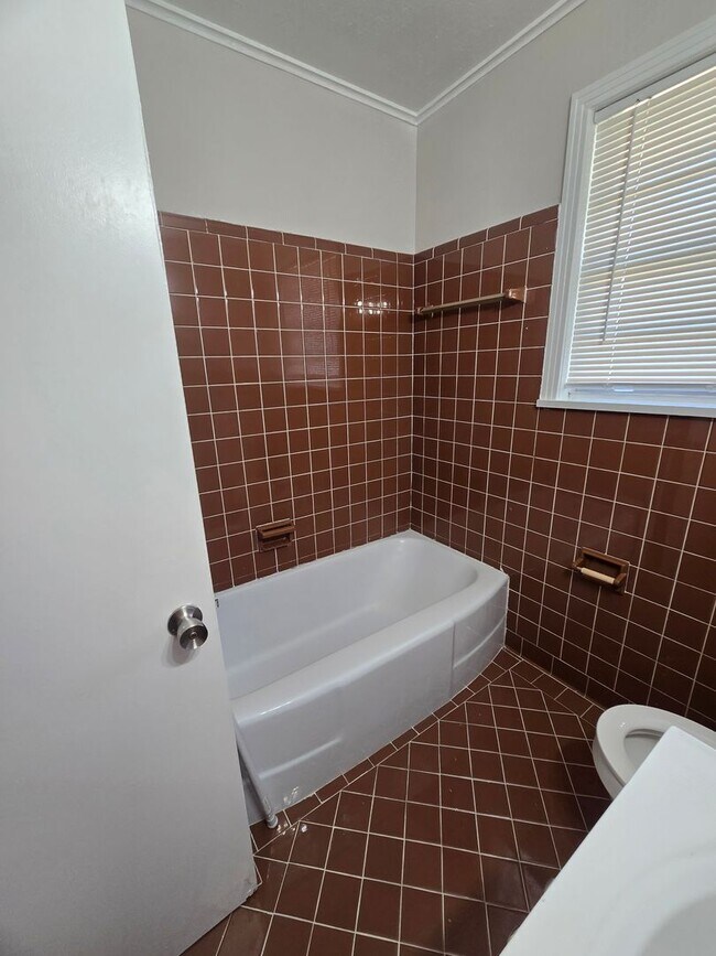 Building Photo - 3 bedroom 2 bathroom