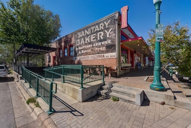 Building Photo - 601 E 8th St