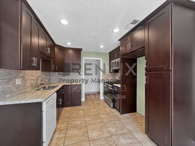 Building Photo - 12995 Chestnut Ave
