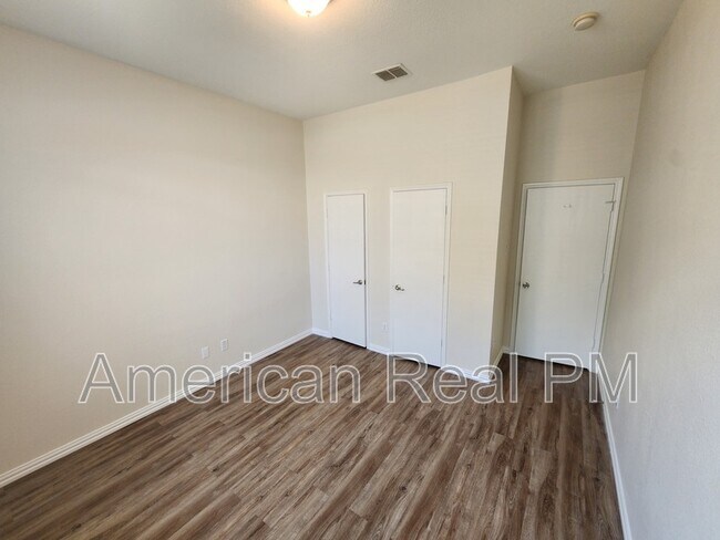 Building Photo - 2932 Oakshire St