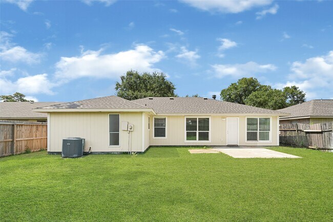 Building Photo - 13327 N Thorntree Dr