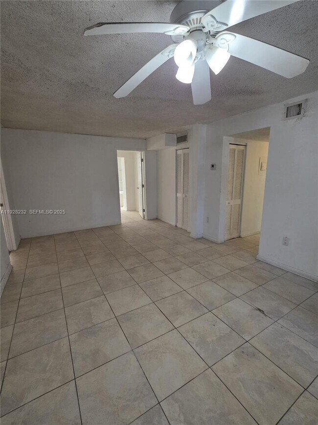 Building Photo - 2000 Biarritz Dr