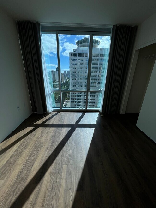 Building Photo - ** 2 BEDROOM 2 BATH** 2 covered PARKING, O...