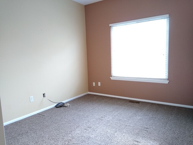 Building Photo - Super 2 Bedroom 2 Bath Townhome with 2 Car...