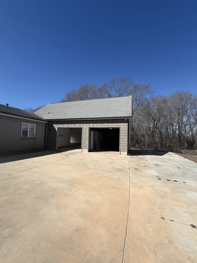 Building Photo - 2,000 square feet - Residential or Commercial Use