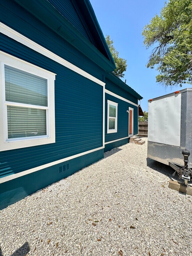 Building Photo - 1019 Steves Ave