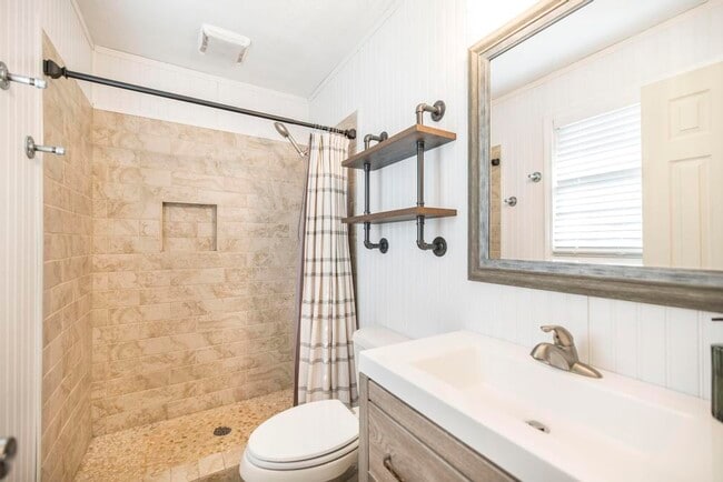 Building Photo - 609 Forest Lake Dr