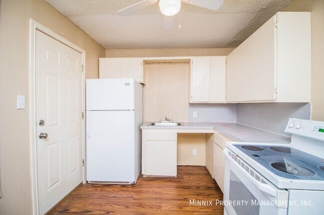 Building Photo - 300 E Lynn St