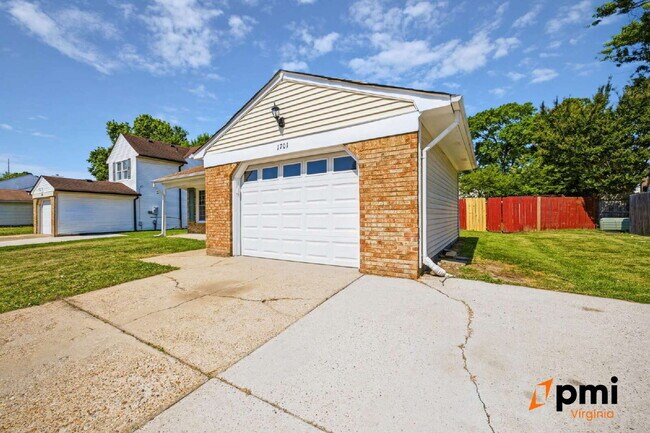 Building Photo - 3 BEDROOM 2 BATH W/GARAGE IN VIRGINIA BEACH PETS ALLOWED