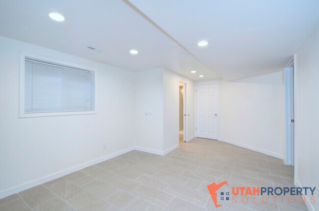 Building Photo - 1048 Pineridge Rd