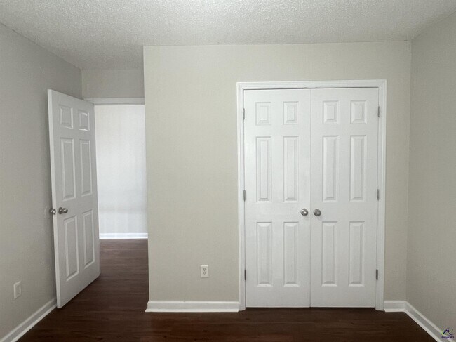 Building Photo - 401 Timberwind Dr