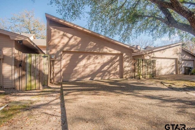 Building Photo - 5823 Hollytree Dr