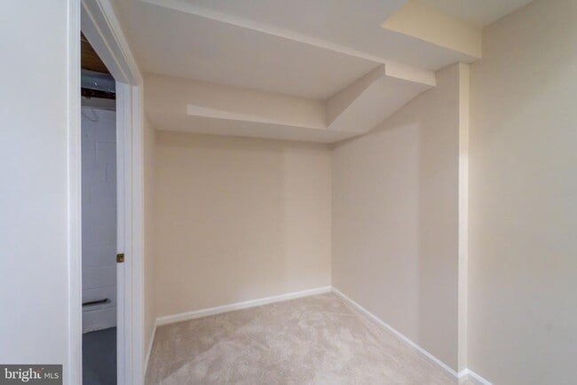 Building Photo - 2055 Pilgrim Dr