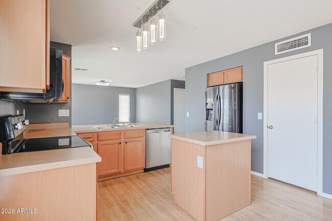 Building Photo - 5245 N 125th Ave