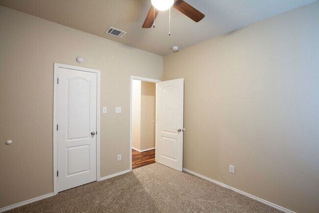 Building Photo - 709 Alder Dr