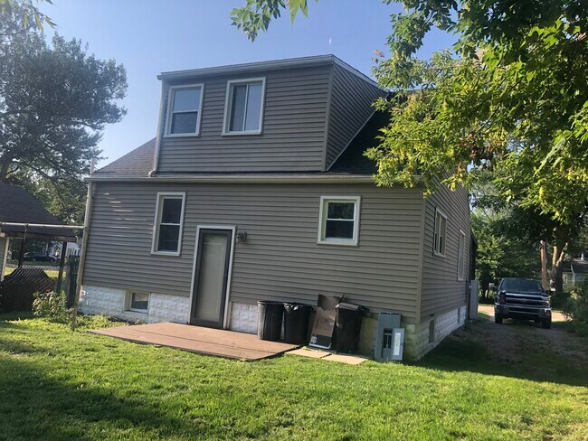 Building Photo - 3207 Alpena St