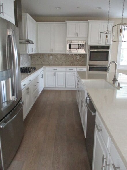 Building Photo - 12 Farra