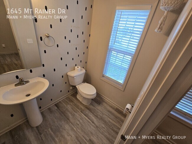 Building Photo - 1645 Mount Rainer Dr