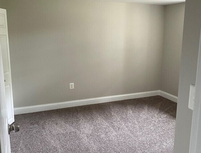 Building Photo - Spacious 5BR/2BA Single Family | Fresh Paint + New Carpet | New Kitchen Floor | Huge Yard + Deck