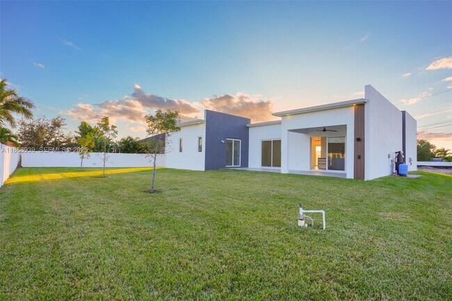 Building Photo - 5 SW 26th Pl