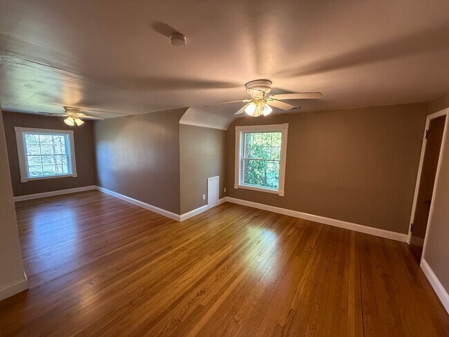 Building Photo - Spacious 4-Bedroom Property with In-Law Su...