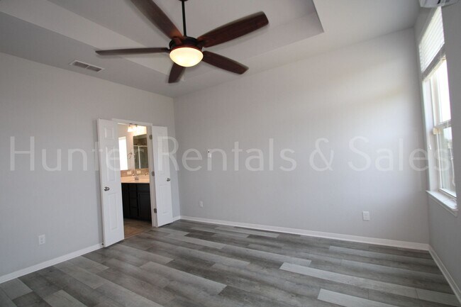 Building Photo - 1619 Neuberry Cliffe