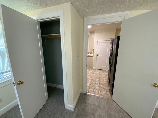 Building Photo - Charming 4 bd, 2 bth with 2 room Master Suite