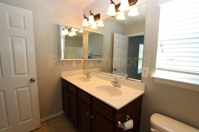 Building Photo - 637 Abbey Village Cir