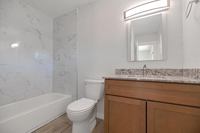Building Photo - Remodeled 1BR with Private Yard + $250 Gif...