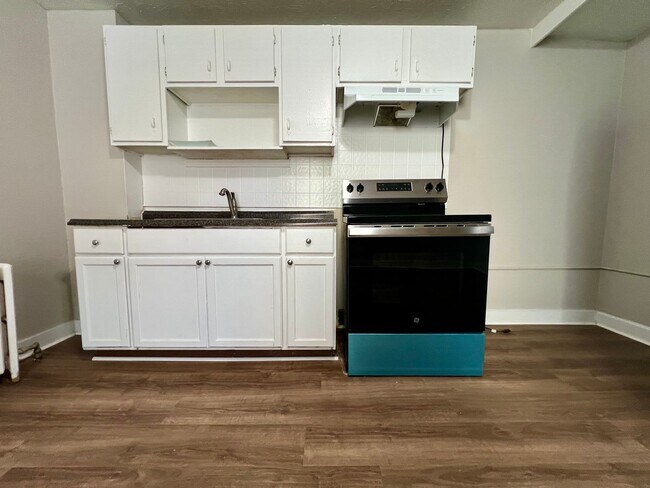 Building Photo - 3-Bedroom + Bonus Room | 1-Bath End-of-Row Townhome in Norristown – Available Now!