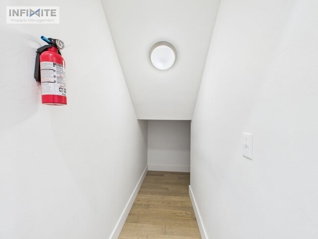 Building Photo - Modern Finishes & Bozeman Living!