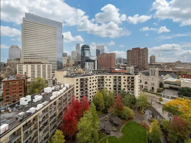 Building Photo - Beautiful 1 bed 1 bath executive condo! Heated parking, gym, sauna!