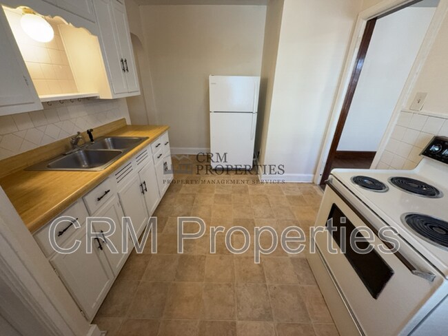 Building Photo - 933 N Linwood Ave