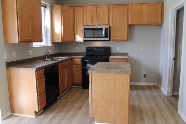 Building Photo - 3-Story Townhouse